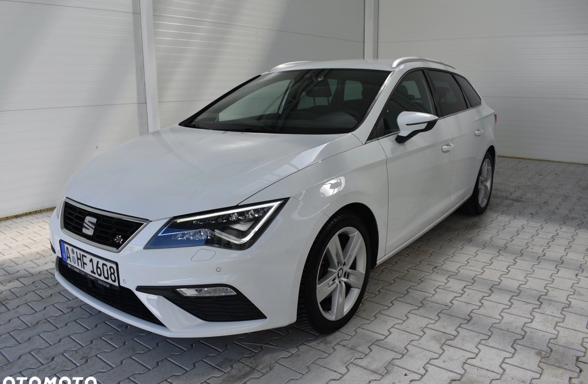 Seat Leon cena 56900 przebieg: 219000, rok produkcji 2018 z Zdzieszowice małe 781
